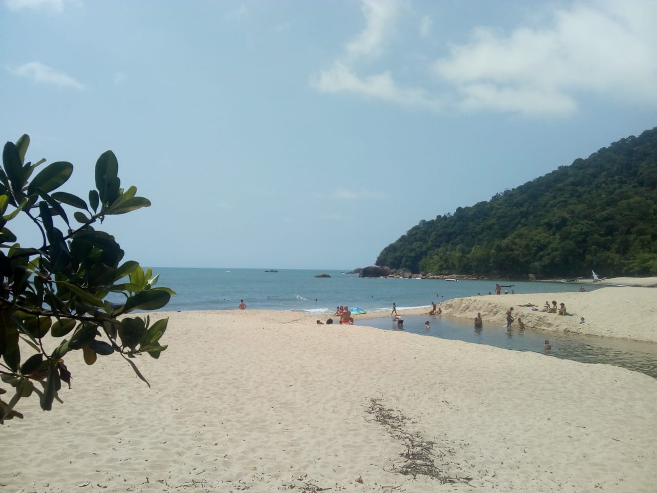 Photo de Plage de Camburi protégé par des falaises