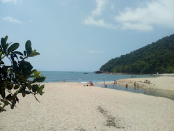 Photo de Plage de Camburi protégé par des falaises
