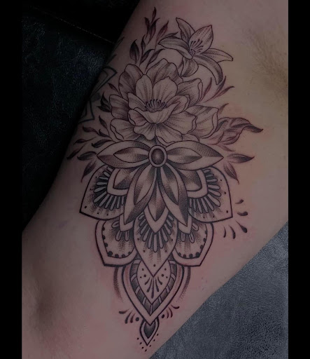 Explore around the knee tattoo ideas, creative tattoo ideas in Lake Villa, available at Eternal Tiger Tattoo