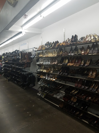 Thrift Store «7th St & Union Hills Goodwill Retail Store & Donation Center», reviews and photos, 710 E Union Hills Dr, Phoenix, AZ 85024, USA