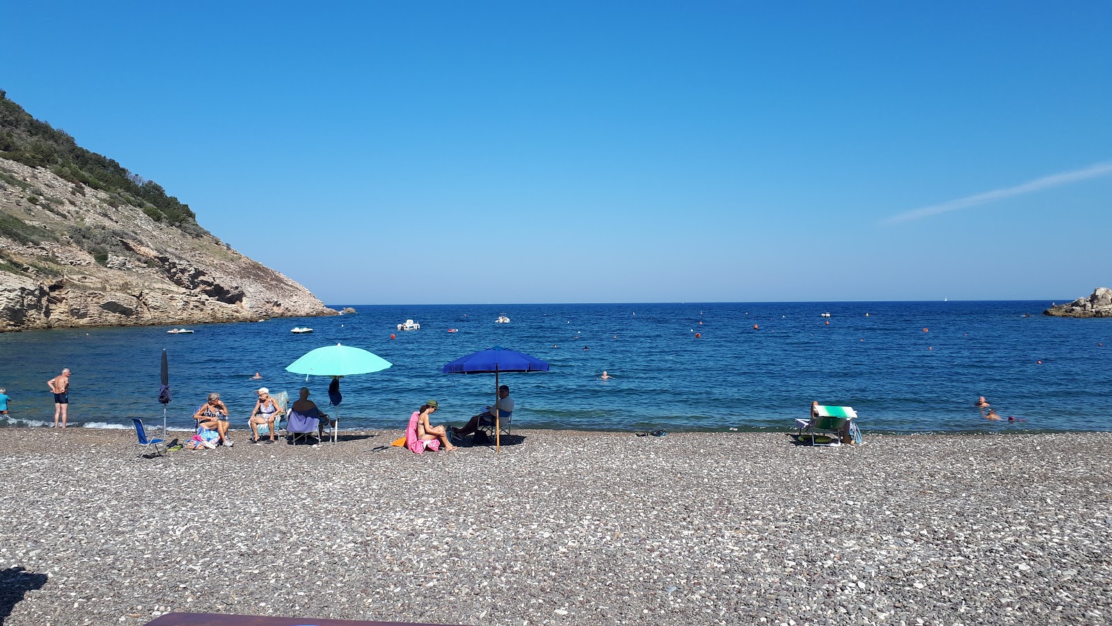 Fotografie cu Plaja Nisporto zonă de stațiune de pe plajă