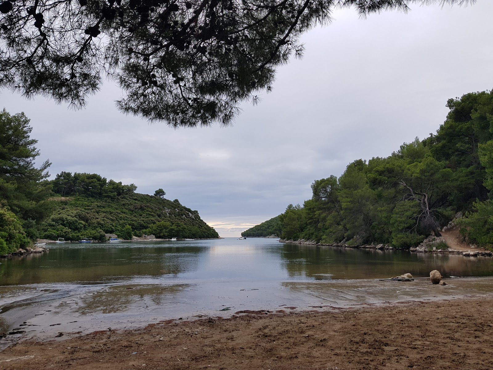 Foto de Istruga beach com meios de comunicação nível de limpeza