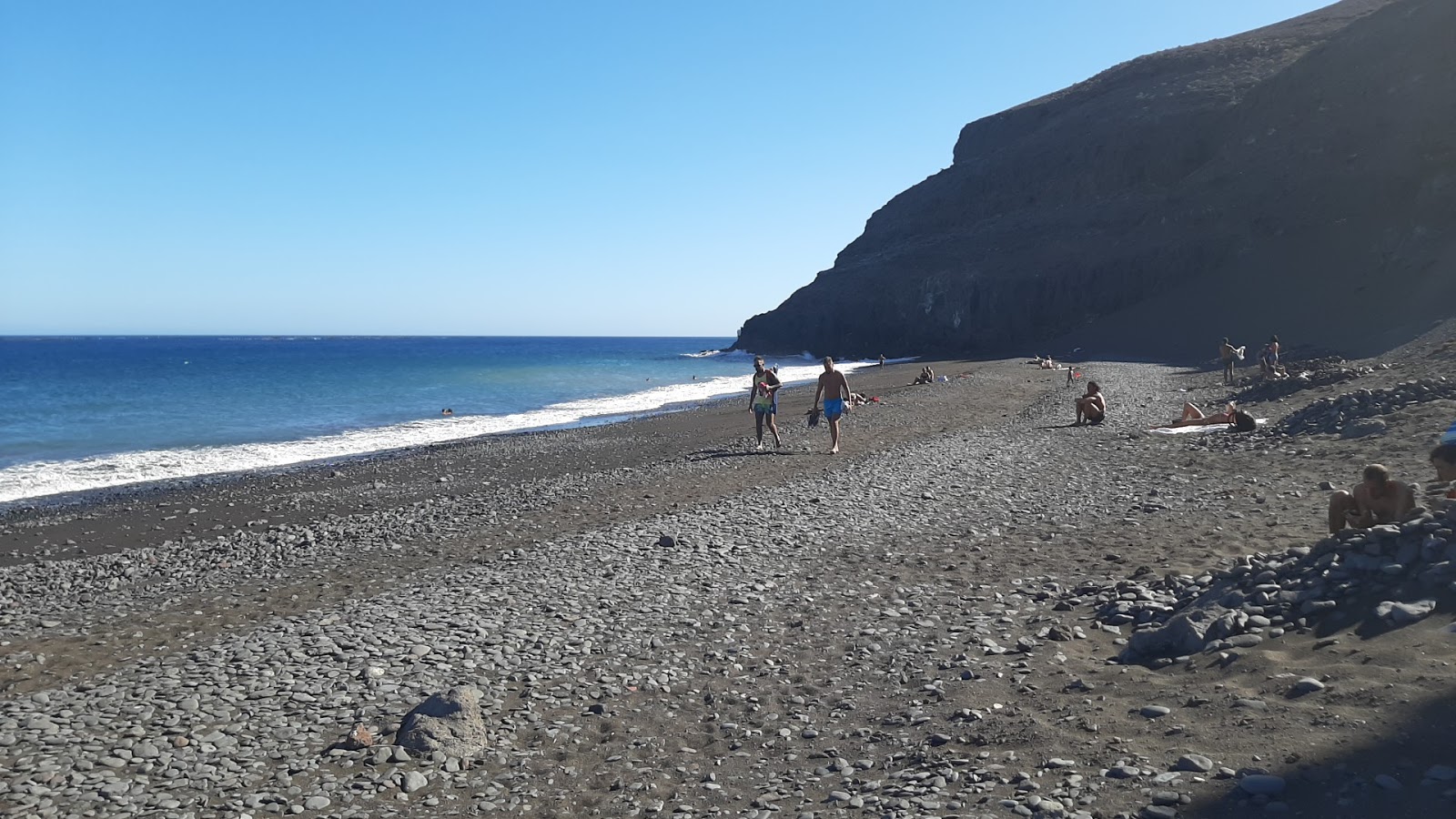 Valokuva Playa de la Arenaista. pinnalla harmaa hiekka ja kivi:n kanssa
