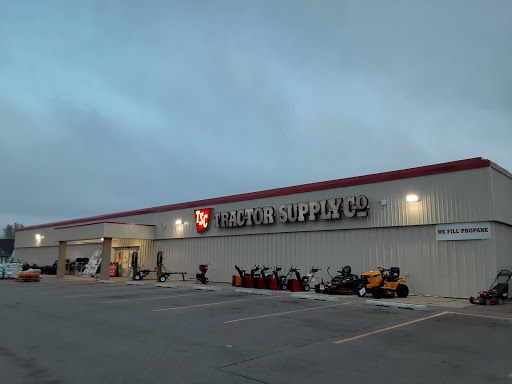 Tractor Supply Co., 3294 US-30, Warsaw, IN 46580, USA, 