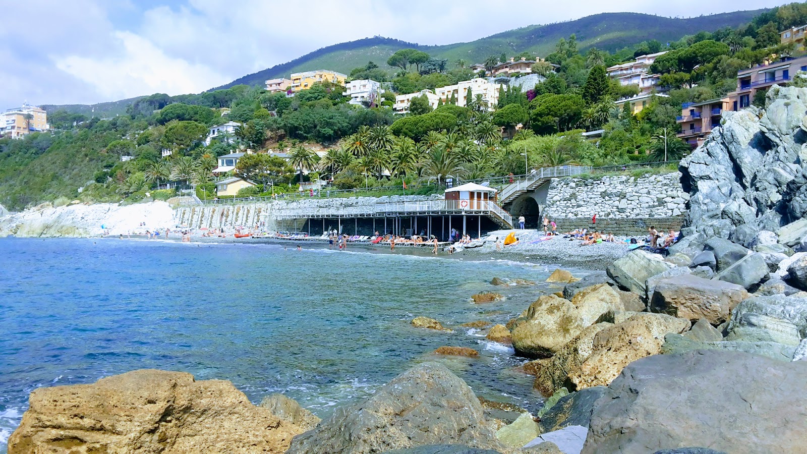 Foto af Spiaggia libera Abbelinou bakket op af klipperne