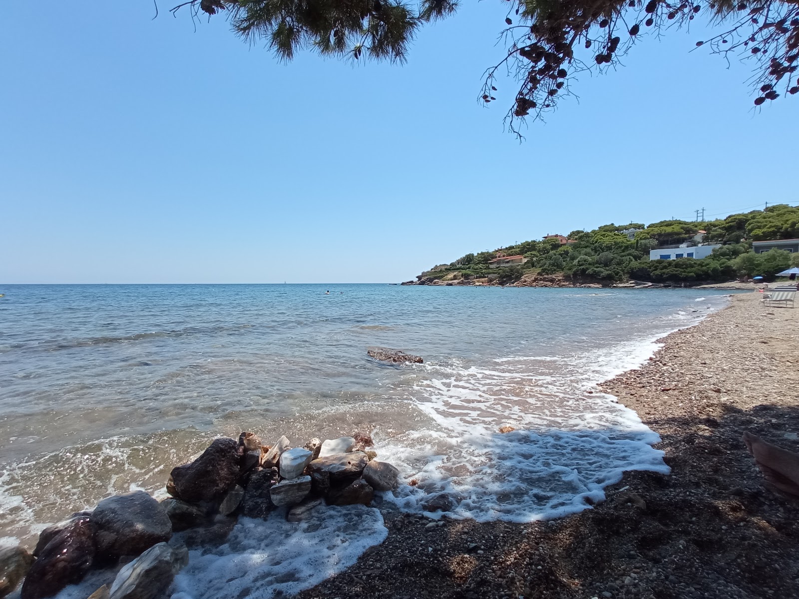 Foto av Kavatza beach med grönt vatten yta