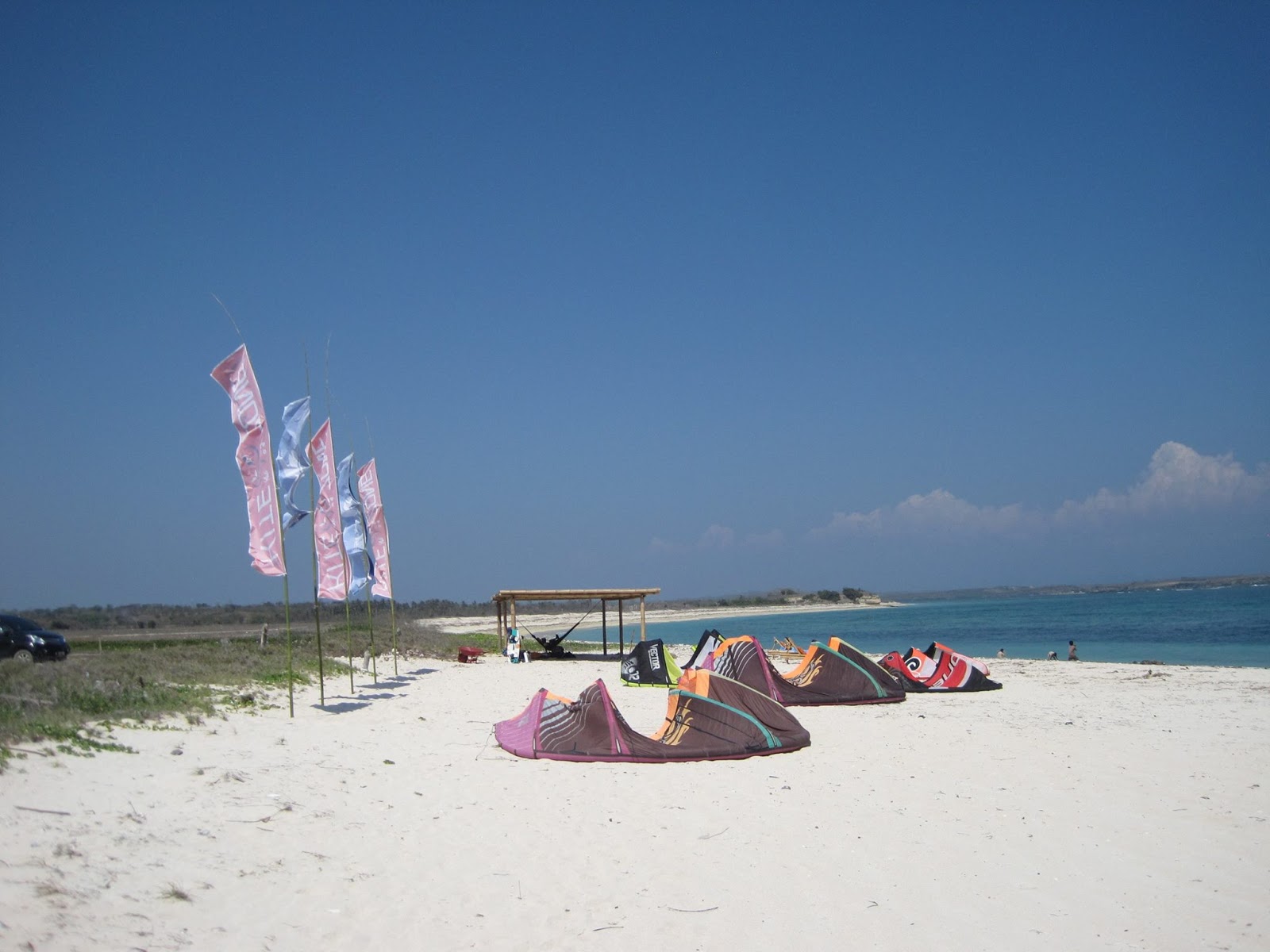 Fotografija Kaliantan Beach z turkizna voda površino