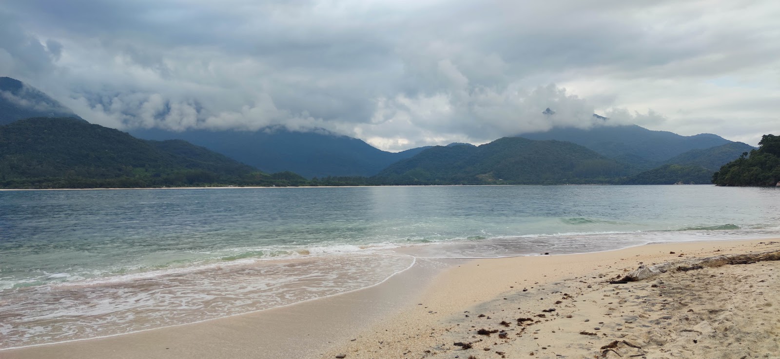 Foto de Praia da Ilha Pelada Pequena localizado em área natural