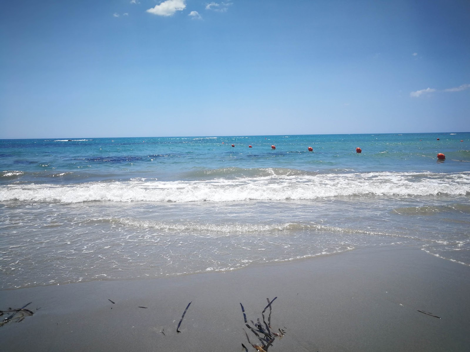 利多索瓦雷托海滩的照片 带有碧绿色水表面