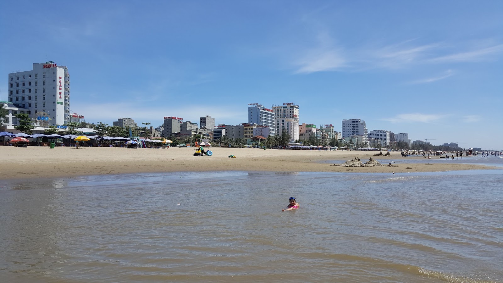 Foto de Sam Son Beach com linha costeira longa e reta