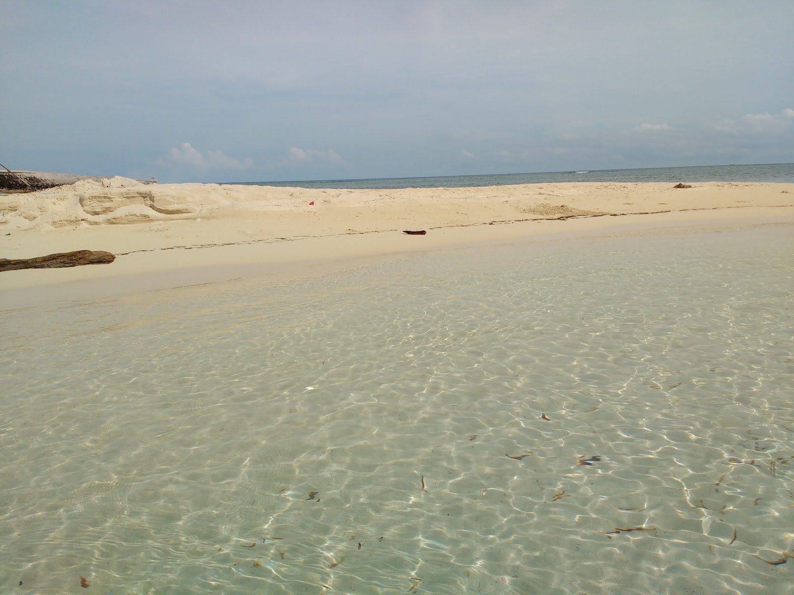 Coco Blanco Island baech的照片 带有碧绿色纯水表面