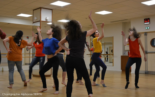 Cours de danse africaine par Alphonse Tierou, à la Salle de danse Voltaire, Paris, avec percussions