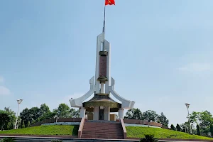 Tượng đài liệt sĩ image