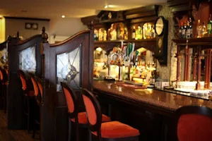 Victor's Bar & Restaurant image