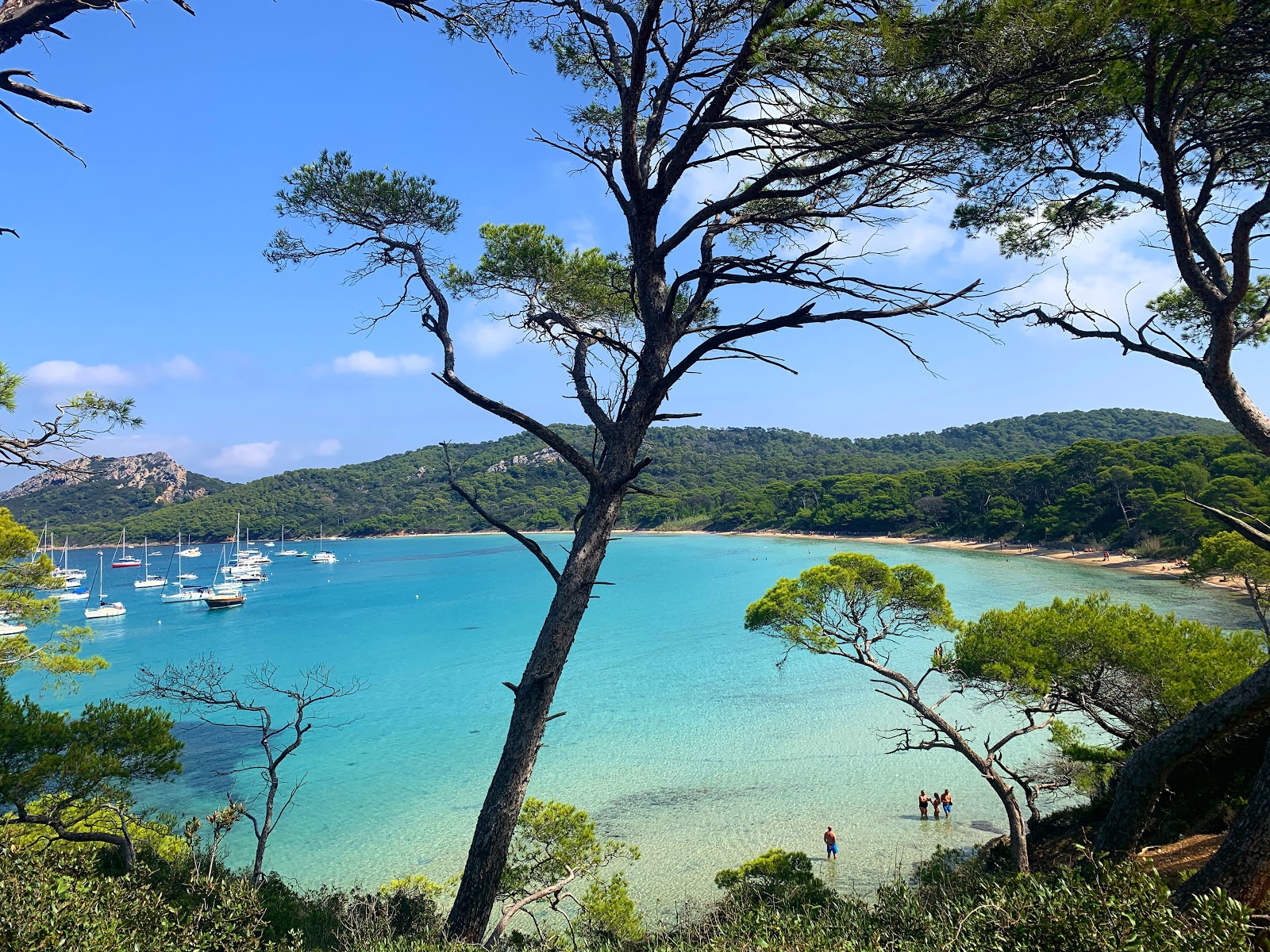 Plage Notre Dame的照片 带有米色沙子表面