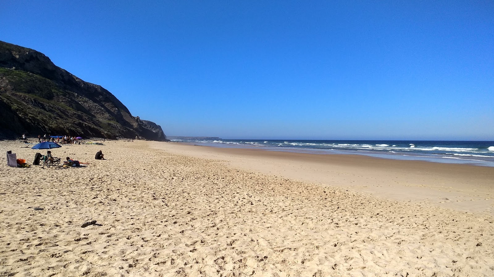 Φωτογραφία του Vale Figueiras Beach με επίπεδο καθαριότητας πολύ καθαρό
