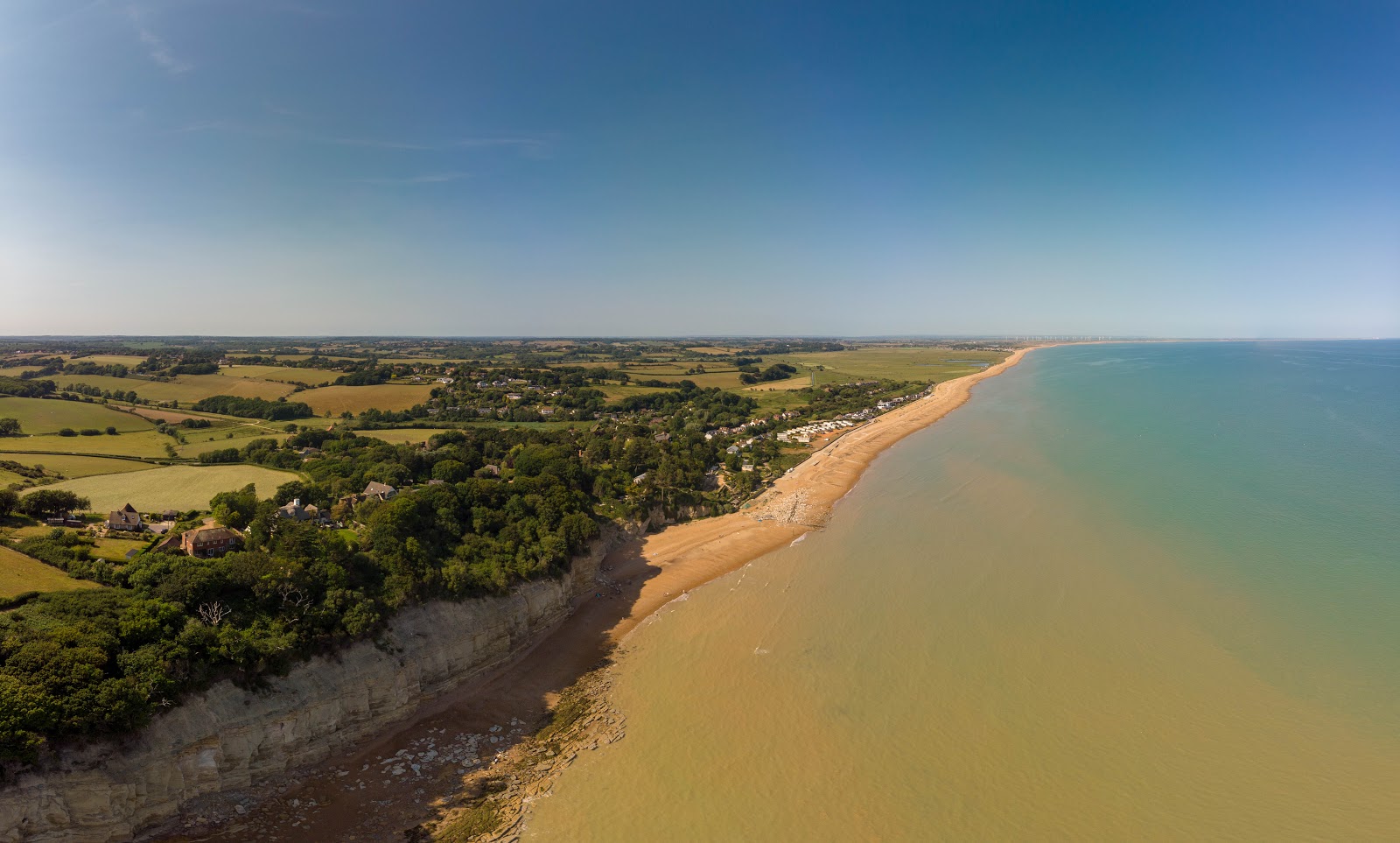 Φωτογραφία του Pett Level beach περιτριγυρισμένο από βουνά