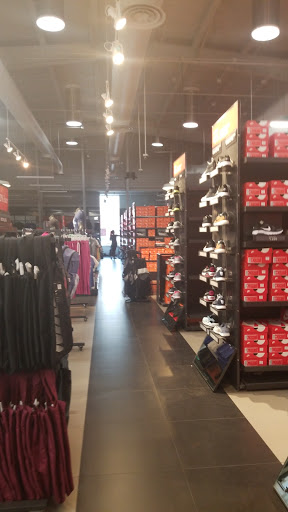 Nike Factory Store Revolución