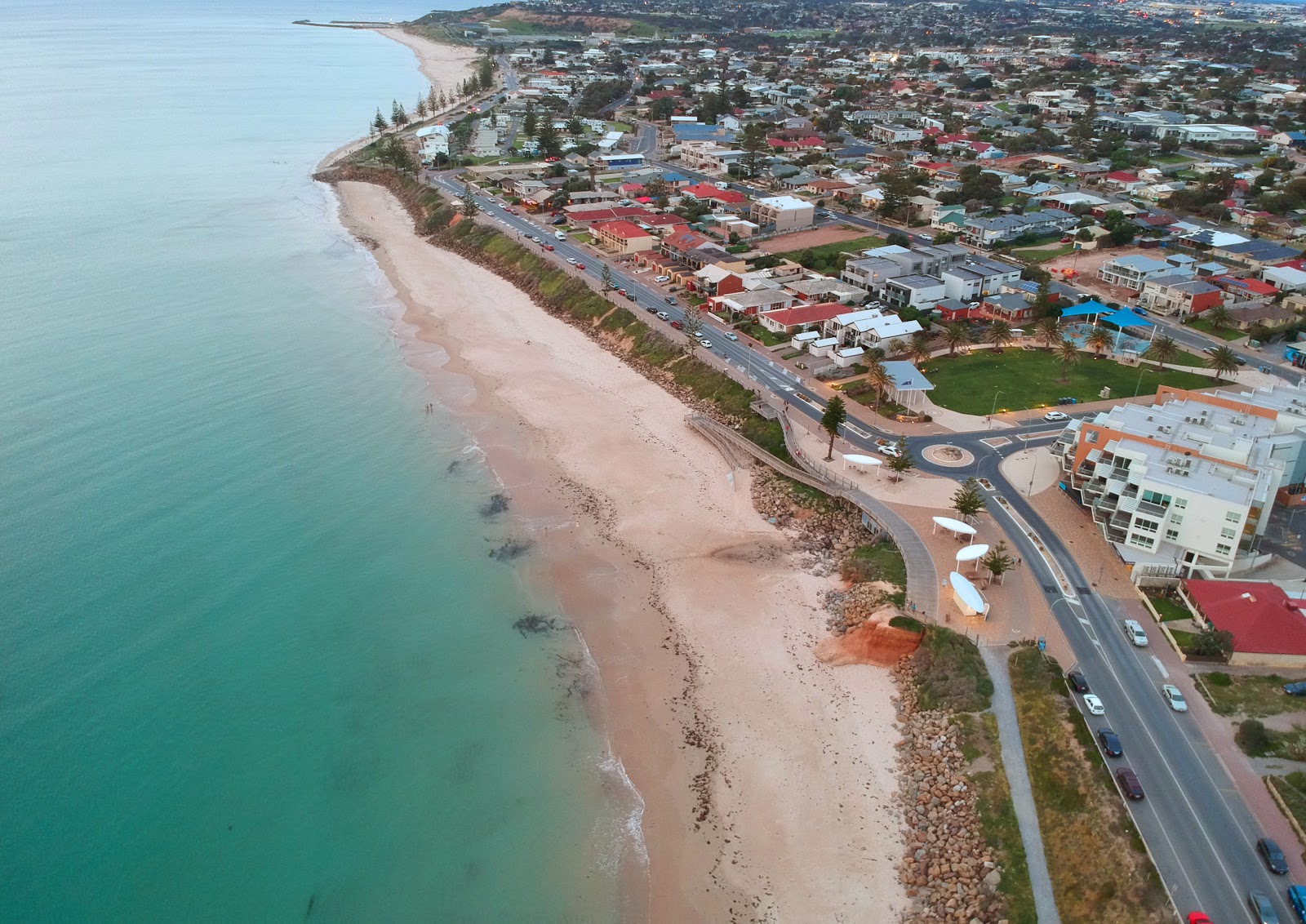 Christies Beach'in fotoğrafı düz ve uzun ile birlikte