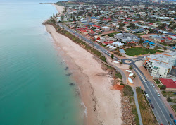 Christies Beach'in fotoğrafı düz ve uzun ile birlikte