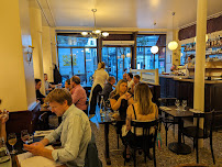 Atmosphère du Restaurant français Le Châteaubriand à Paris - n°2