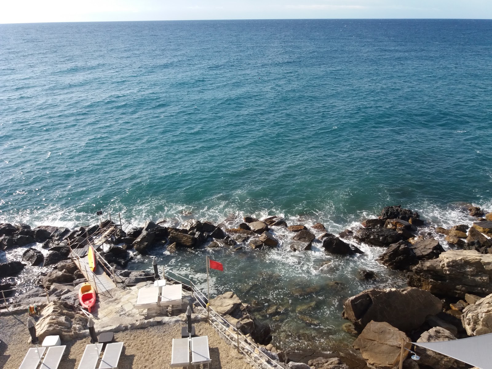 Zdjęcie Capo Cervo beach z przestronna linia brzegowa