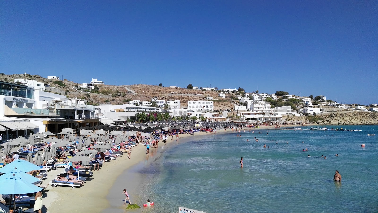 Platis Gialos Plajı'in fotoğrafı parlak ince kum yüzey ile