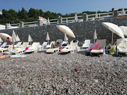 Wild beach'in fotoğrafı dağlarla çevrili