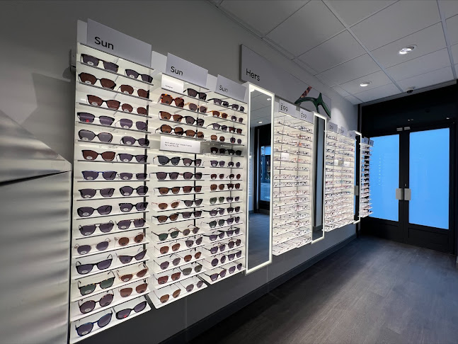 Specsavers Opticians and Audiologists - Clapham - Optician