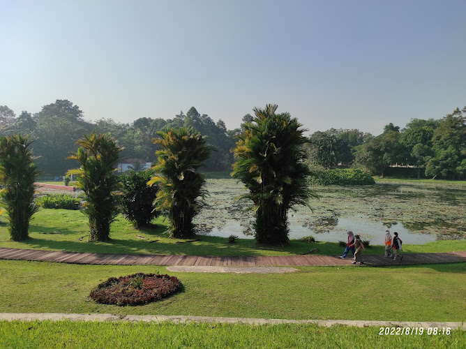 Terdapat tiga danau di kebun raya Cibinong