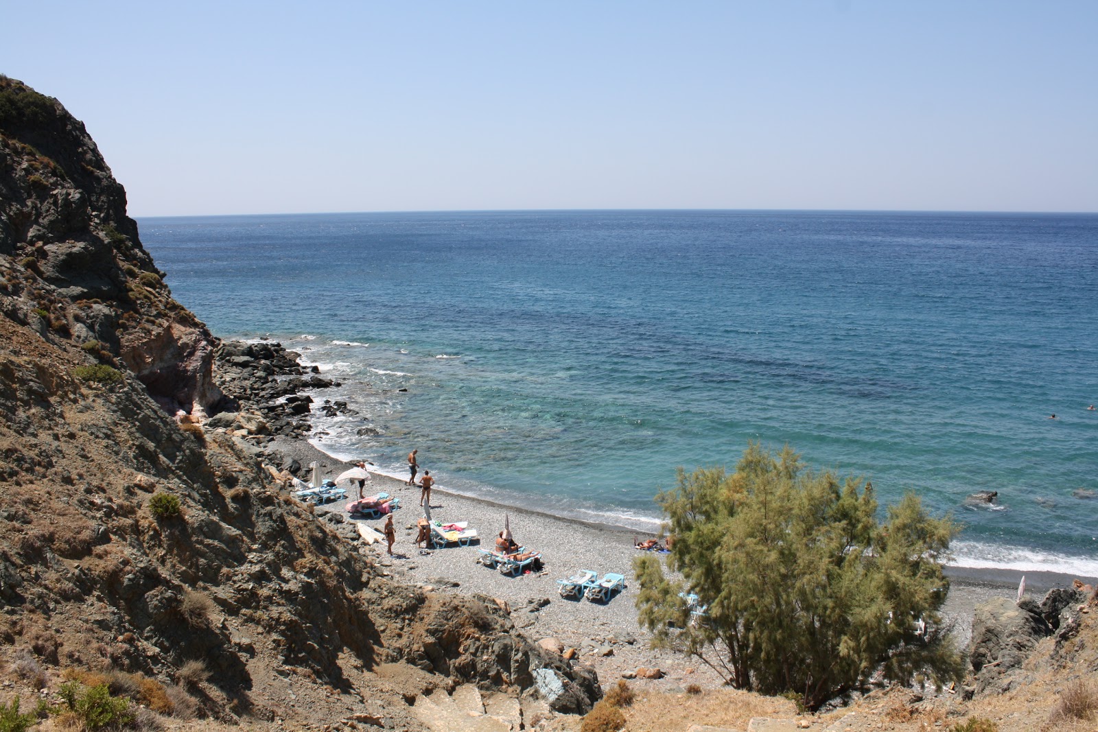 Hohlakas beach'in fotoğrafı dağlarla çevrili