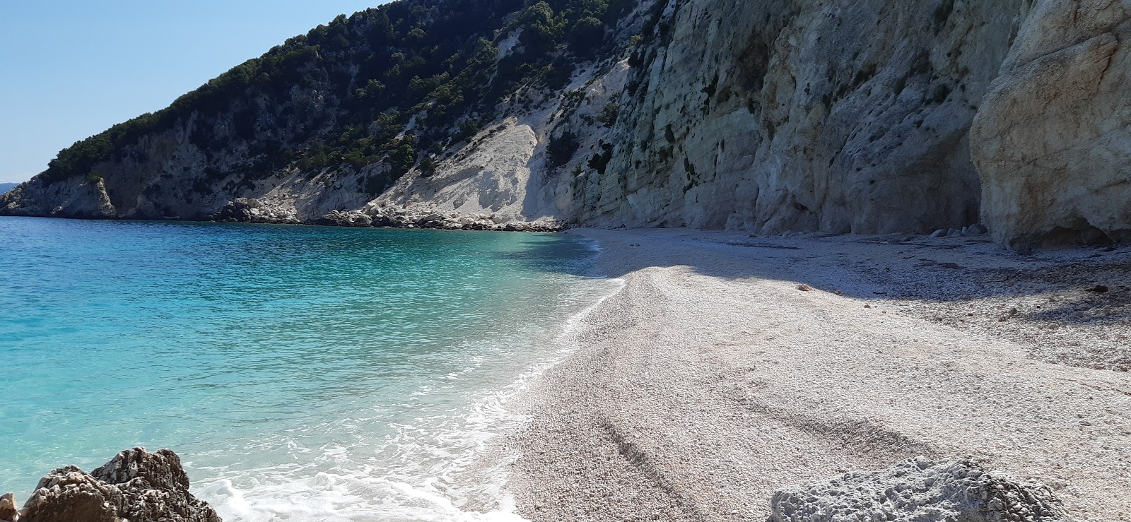 Kamari beach的照片 带有碧绿色纯水表面