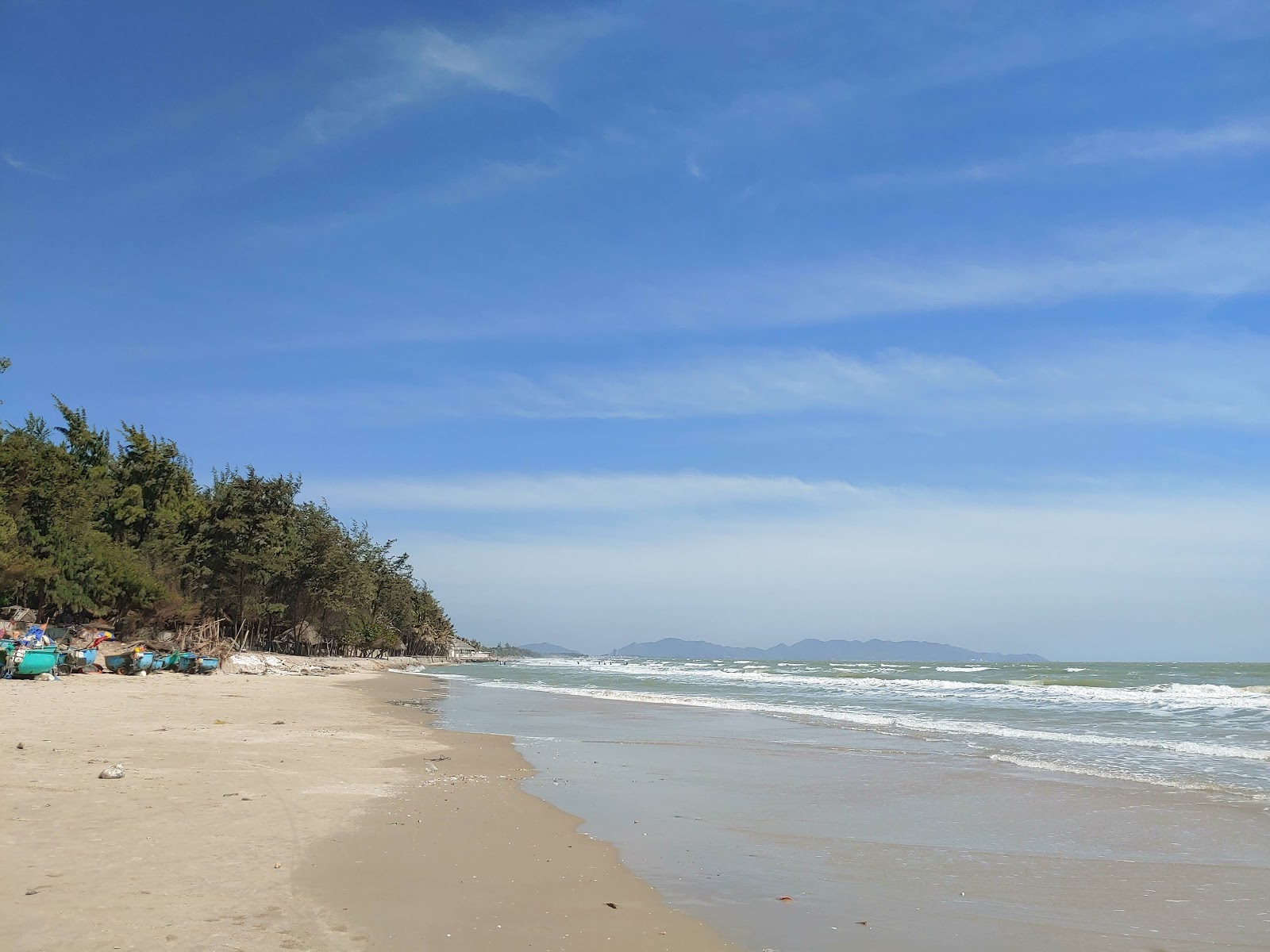 Foto av Thuy Tien Beach med grå sand yta
