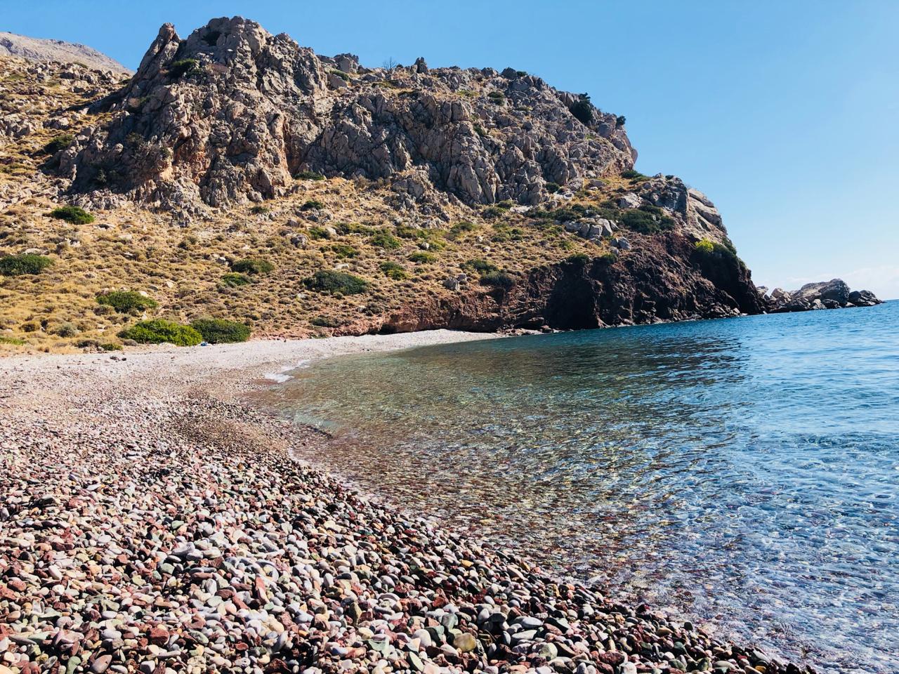 Foto av Karalis Beach med brunsten yta