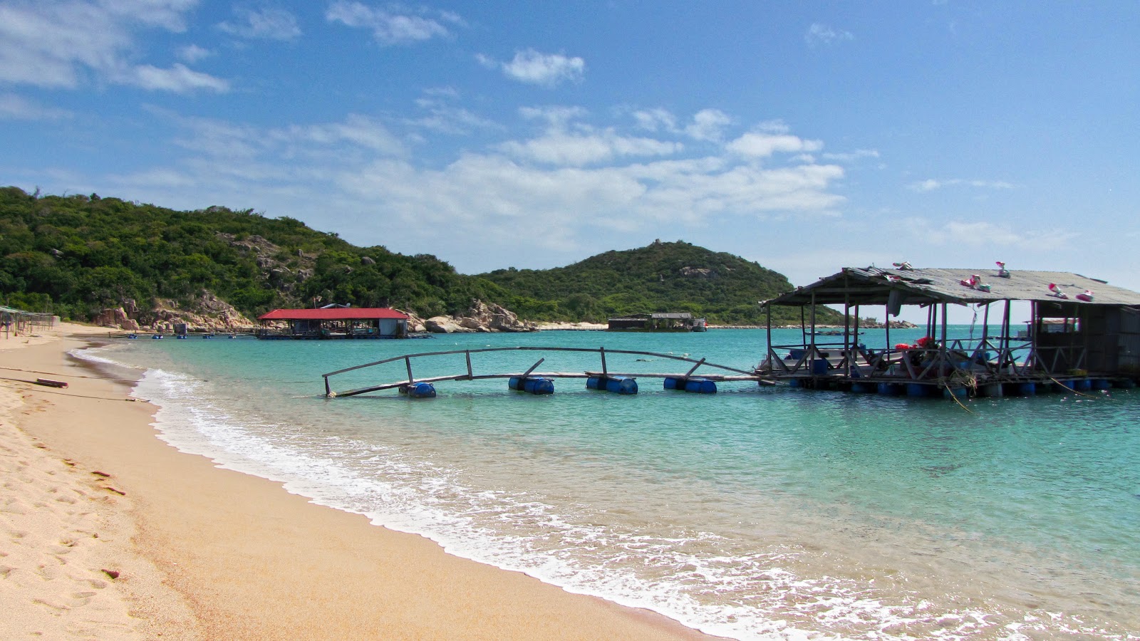 Foto di Vinh Hy Beach con una superficie del sabbia beige