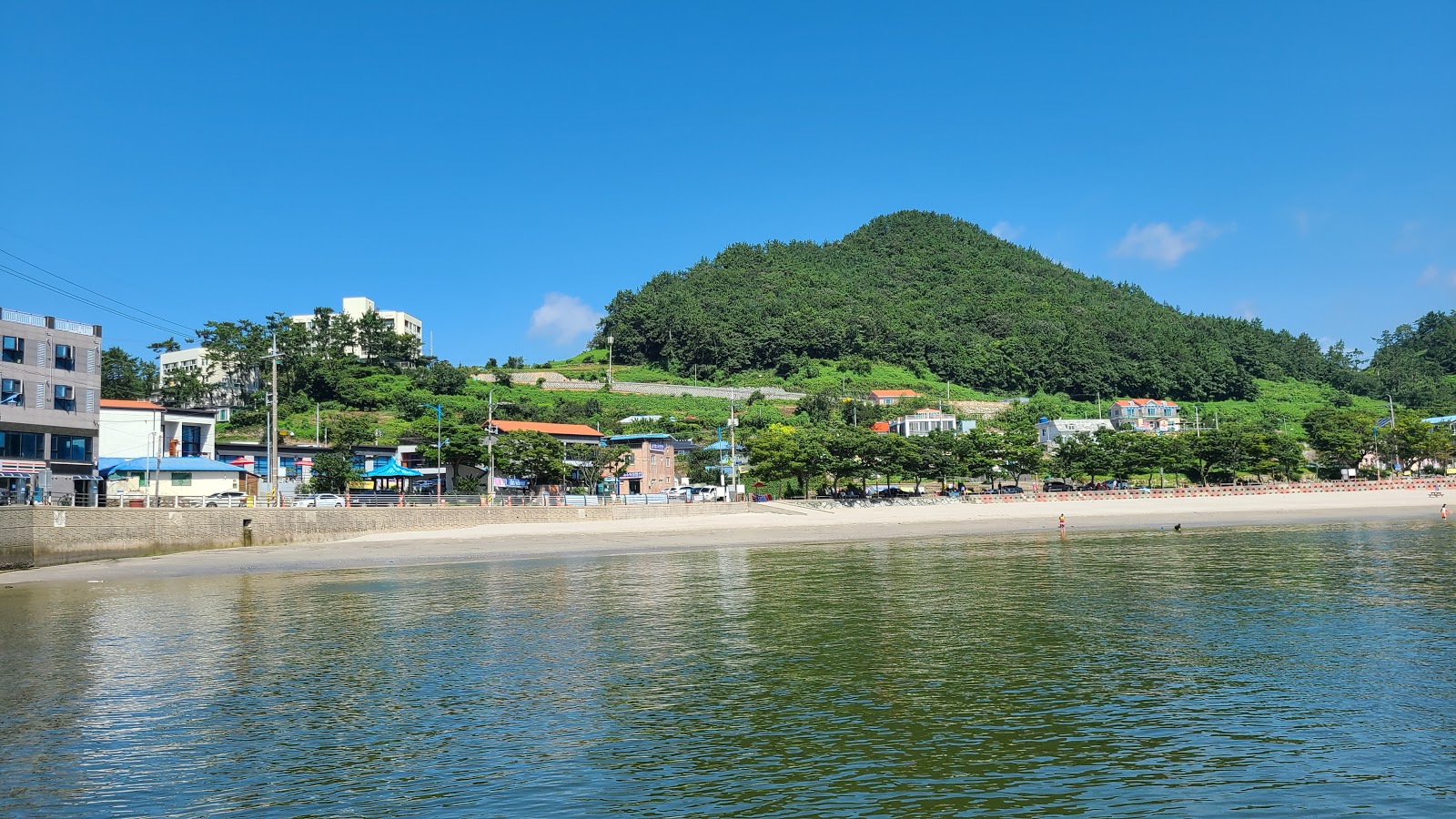 Sulli Beach'in fotoğrafı uçurumlarla desteklenmiş