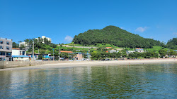 Sulli Beach'in fotoğrafı uçurumlarla desteklenmiş
