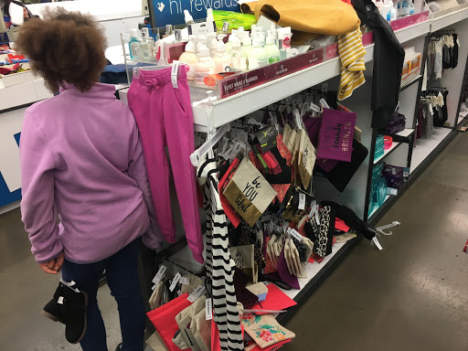 Clothing Store «Old Navy», reviews and photos, 8 Allstate Rd, Boston, MA 02125, USA