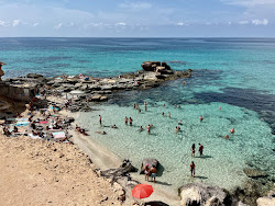 Fotografie cu Calo Des Mort cu linia de coastă scurtă și dreaptă