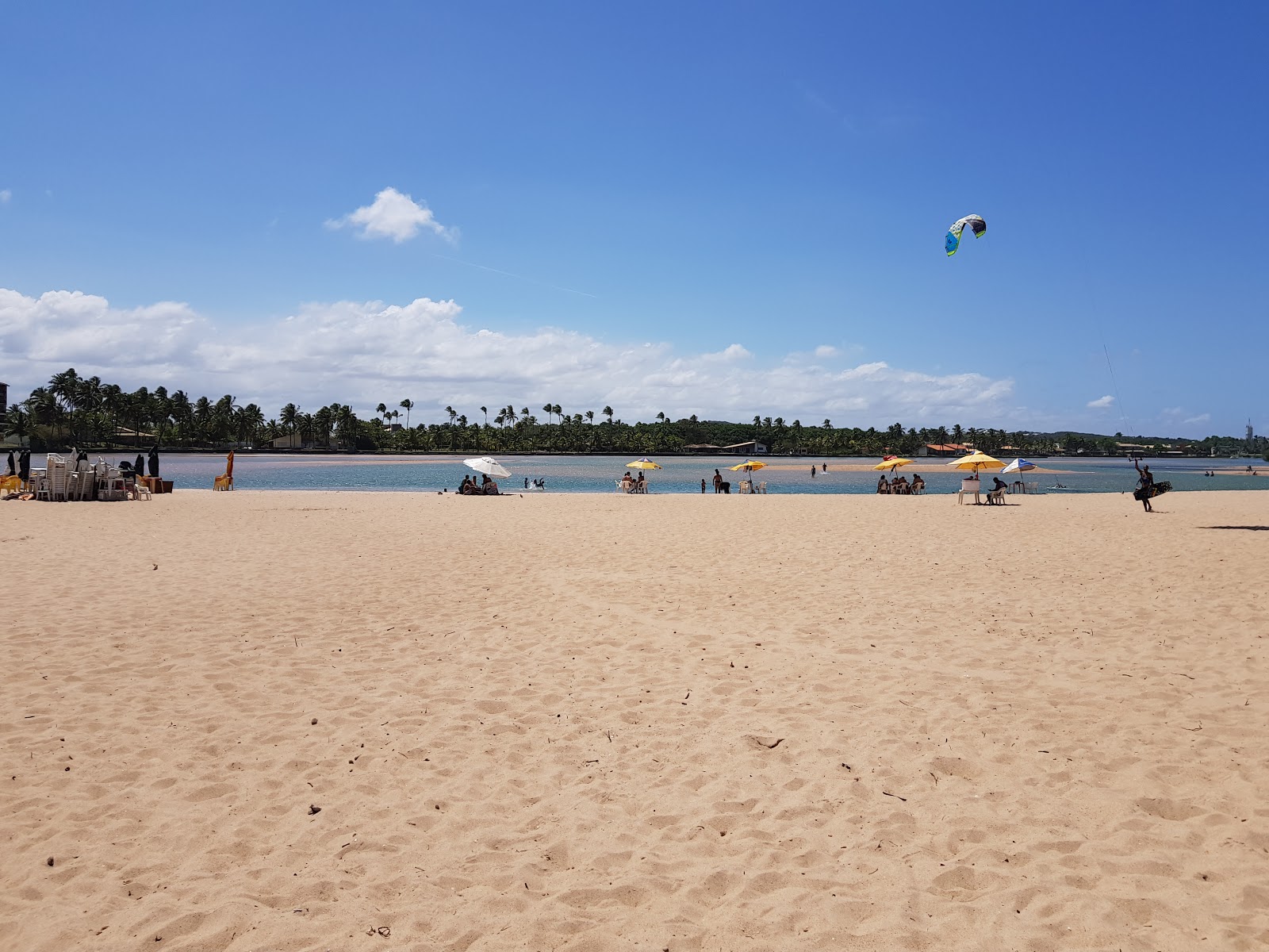 Foto van Praia de Buraquinho en de nederzetting