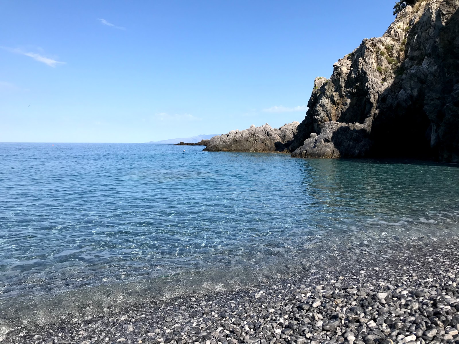 Foto von Spiaggia D' A Scala von Klippen umgeben