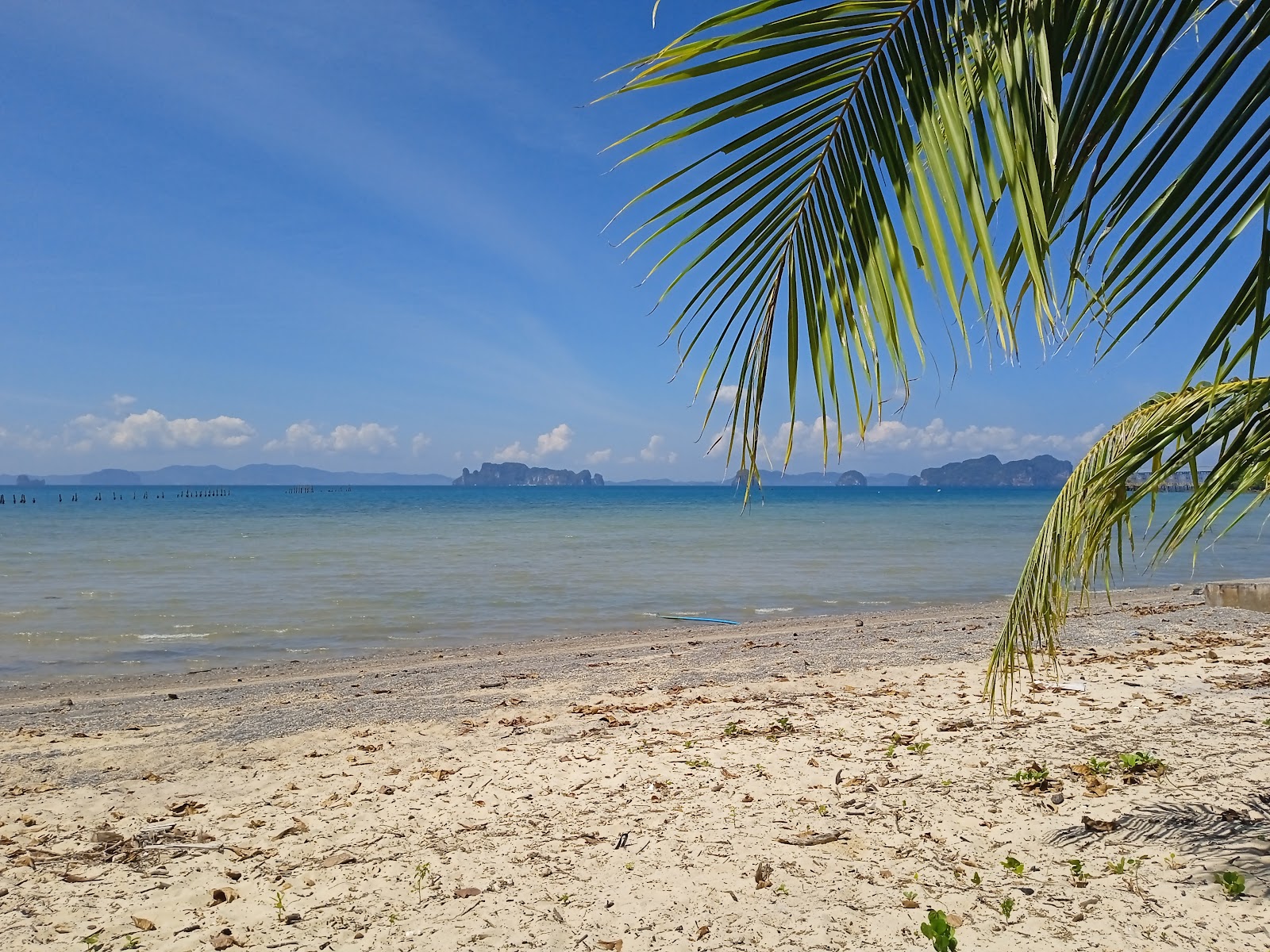 Laem Bong Beach的照片 带有碧绿色纯水表面
