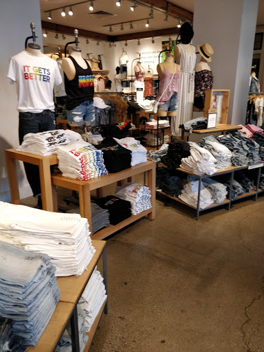 Clothing Store «Gap», reviews and photos, 200 State St, Boston, MA 02109, USA