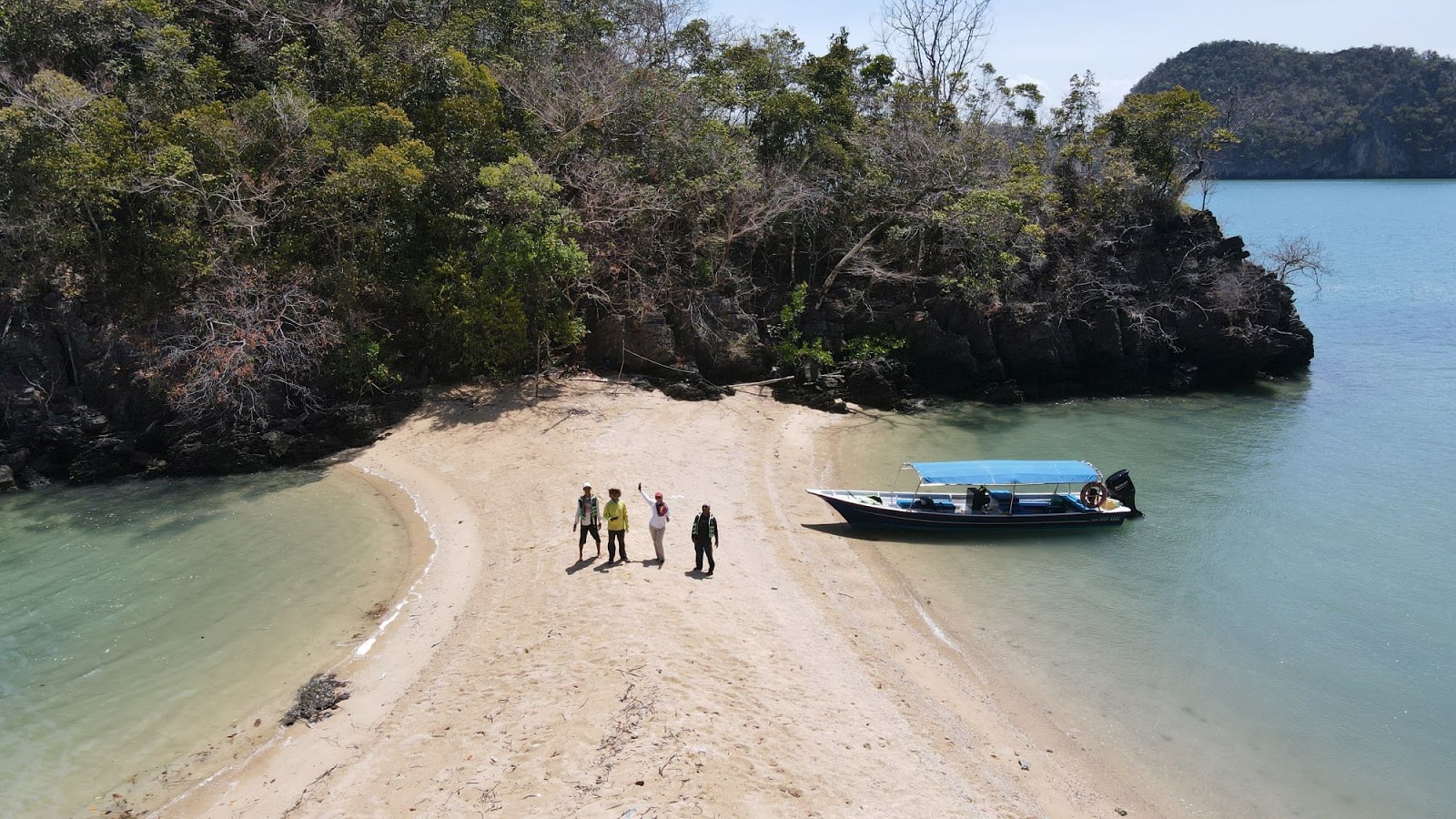 Talam Dua Muka Beach的照片 带有碧绿色纯水表面
