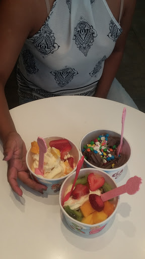 Frozen Yogurt Shop «Yogurtland Riverpark (Fresno)», reviews and photos, 170 East Paseo Del Centro, Fresno, CA 93720, USA