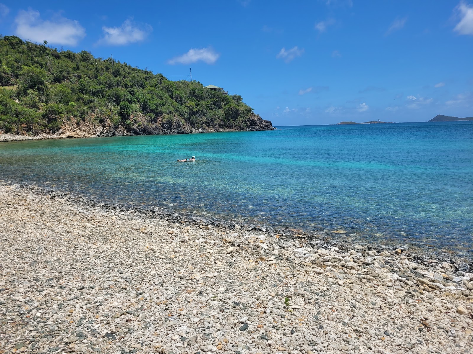 Φωτογραφία του South Haulover beach με γκρίζο βότσαλο επιφάνεια