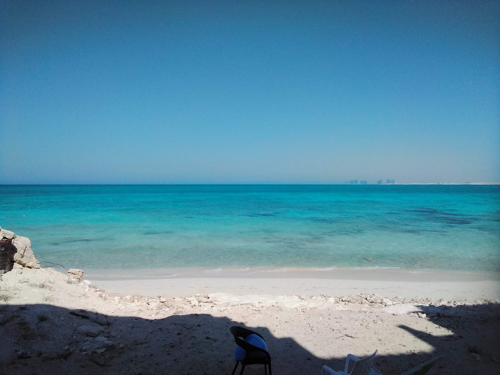 Fotografie cu Al-Hamra Beach cu o suprafață de apa pură turcoaz