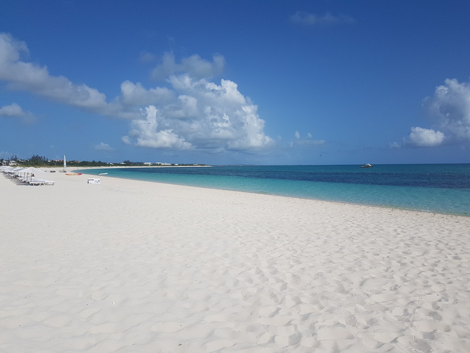 Grace Bay Plajı III'in fotoğrafı - Çocuklu aile gezginleri için önerilir