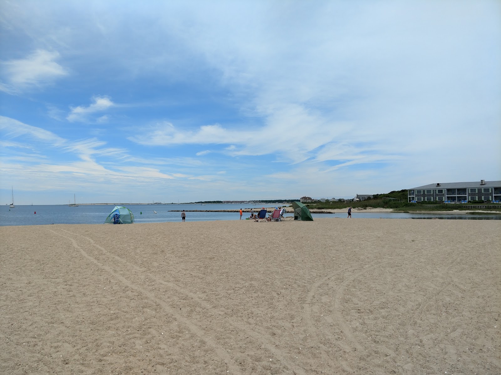 Colonial Acres Beach的照片 带有碧绿色水表面