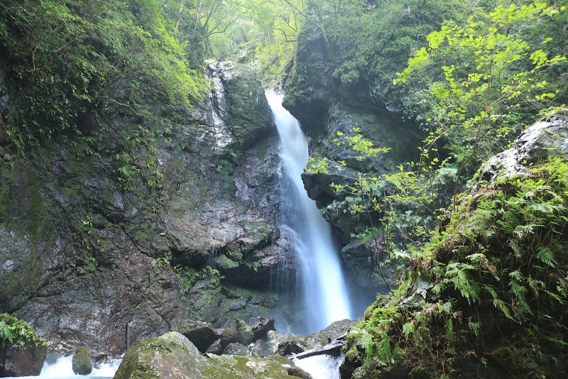 唐谷(からたに)の滝(雄滝)